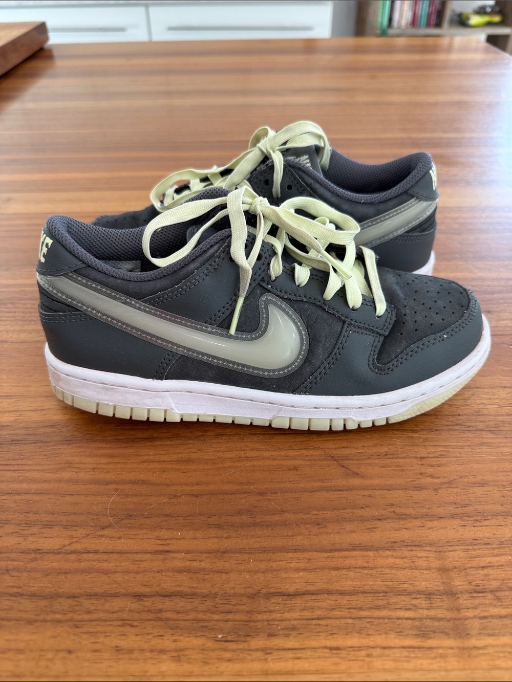 Nike Dunk Low GS "Glow in the Dark" Halloween Charcoal colorway size 4Y